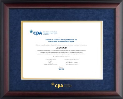 Cadre horizontal de CPA Qubec avec finition en acajou satin, et passe-partout de velours bleu et un passe-partout en ou comme base.